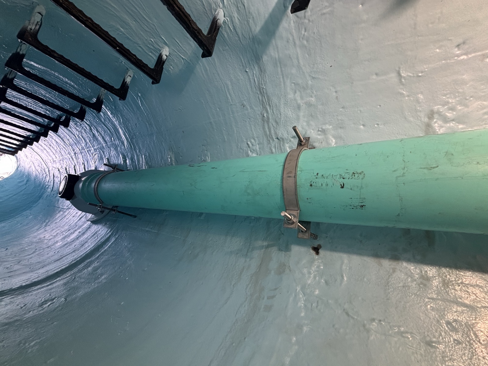 Lined concrete tunnel with pipe